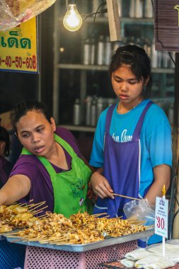 2011.05.14, Bangkok, Tayland. Sokak gıda satıcıları yakın, tahıl ve bulanıklık etkisi. Tayland yerlileri bu gece.
