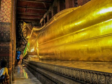 2011.05.14, Bangkok, Tayland. Wat Pho'daki altın heykel. Yatan Buda Tapınağı'nın iç. Bangkok'un ünlü turistik yerleri.
