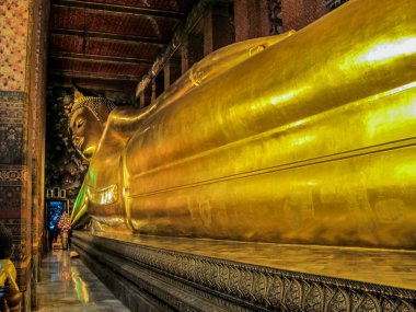 2011.05.14, Bangkok, Tayland. Wat Pho'daki altın heykel. Yatan Buda Tapınağı'nın iç. Bangkok'un ünlü turistik yerleri.