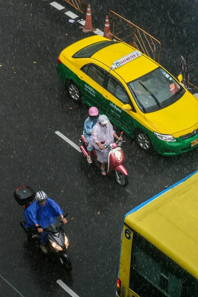 2011 Bangkok Thailandia Traffico Sulla Strada Della Città Giorno Pioggia — Foto Stock
