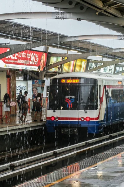 2011 下雨时地铁站的地铁列车 泰国运输系统 — 图库照片