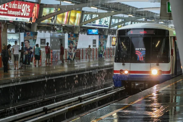 2011 下雨时地铁站的地铁列车 泰国运输系统 — 图库照片