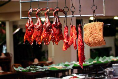 2011.05.15, Bangkok, Tayland. Kızarmış ördekler ve kafede bir et daha. Sokak yemekleri bu gece.