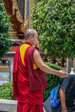 2011.05.16, Bangkok, Tayland. Genç Budist keşişler ve diğer turistler Büyük Saray 'ın etrafında dolaşıyorlar. Asya 'nın antik mimarisi. Bangkok manzarası.
