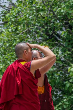 2011.05.16, Bangkok, Tayland. Genç Budist keşişler ve diğer turistler Büyük Saray 'ın etrafında dolaşıyorlar. Asya 'nın antik mimarisi. Bangkok manzarası.