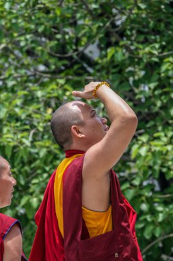 2011.05.16, Bangkok, Tayland. Genç Budist keşişler ve diğer turistler Büyük Saray 'ın etrafında dolaşıyorlar. Asya 'nın antik mimarisi. Bangkok manzarası.