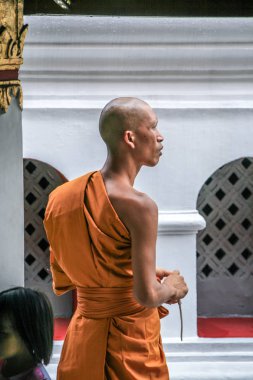 2011.05.16, Bangkok, Tayland. Genç Budist keşişler ve diğer turistler Büyük Saray 'ın etrafında dolaşıyorlar. Asya 'nın antik mimarisi. Bangkok manzarası.