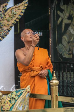 2011.05.16, Bangkok, Tayland. Genç Budist keşiş, Büyük Saray Tapınağı 'nın manzarasını çekiyor. Asya 'nın antik mimarisi. Bangkok manzarası.