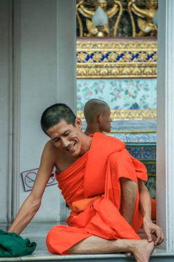 2011.05.16, Bangkok, Tayland. Bir grup Budist keşiş, turist olarak Büyük Saray 'ın gölgesinde dinleniyorlar..