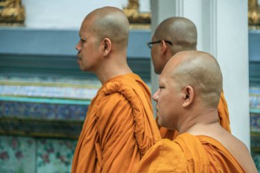 2011.05.16, Bangkok, Tayland. Genç Budist rahipler etrafı geziyor. Asya 'yı dolaş. Bangkok 'ta gezen turistler.