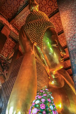 2011.05.16, Bangkok, Tayland. Wat Pho'daki altın heykel. Yatan Buda Tapınağı'nın iç. Bangkok'un ünlü turistik yerleri.