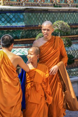 2011.05.16, Bangkok, Tayland. Budist çocuklar turistik yerleri ziyaret ediyor. Asya'yı dolaşın. Bangkok'ta dolaşan turistler.