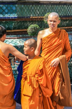 2011.05.16, Bangkok, Tayland. Budist çocuklar turistik yerleri ziyaret ediyor. Asya'yı dolaşın. Bangkok'ta dolaşan turistler.