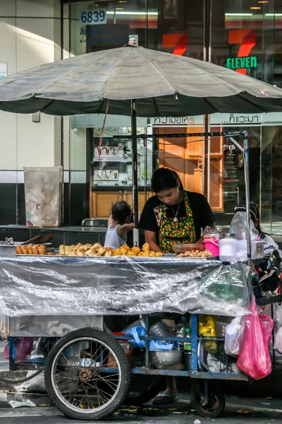 2011 Bangkok Thailand Street Food Sellers Close Grain Blur Effect — Stock Photo, Image