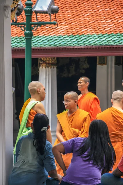 2011 Bangkok Thailand 游客们在大殿的周围散步 亚洲古老的建筑 曼谷之光 — 图库照片