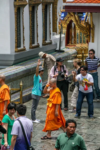 2011 Bangkok Thailand 游客们在大殿的周围散步 亚洲古老的建筑 曼谷之光 — 图库照片