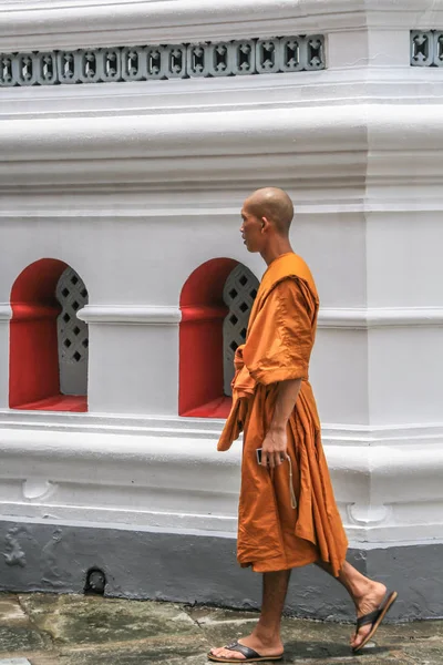 2011 Μπανγκόκ Ταϊλάνδη Νέοι Βουδιστές Μοναχοί Και Άλλοι Τουρίστες Που — Φωτογραφία Αρχείου