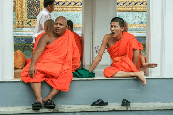 2011 Bangkok Thaïlande Groupe Moines Bouddhistes Comme Touristes Reposant Dans — Photo