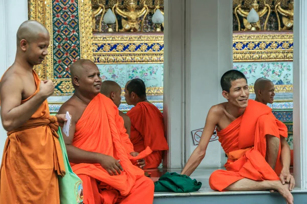 2011 Bangkok Thailand Grupp Buddistiska Munkar Som Turister Vilar Skuggorna — Stockfoto