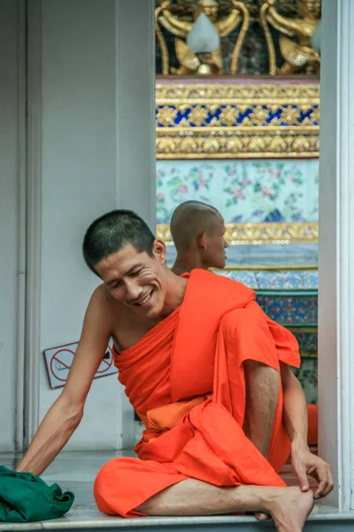 2011.05.16, Bangkok, Tayland. Bir grup Budist keşiş, turist olarak Büyük Saray 'ın gölgesinde dinleniyorlar..