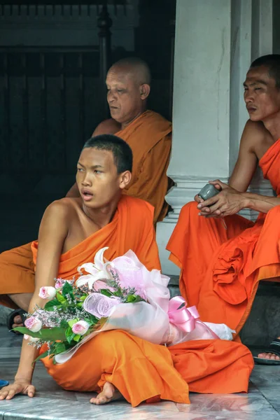 2011 Μπανγκόκ Ταϊλάνδη Ομάδα Βουδιστών Μοναχών Τουρίστες Που Αναπαύονται Στις — Φωτογραφία Αρχείου