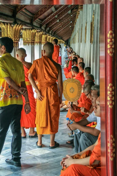 2011 Бангкок Таиланд Молодые Буддийские Монахи Туристы Гуляющие Территории Большого — стоковое фото