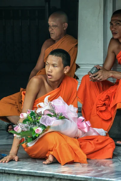 2011 Bangkok Tayland Bir Grup Budist Keşiş Turist Olarak Büyük — Stok fotoğraf