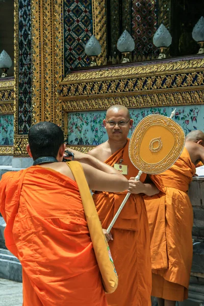 2011 Bangkok Tayland Budist Keşiş Turist Eski Tapınağın Arka Planında — Stok fotoğraf