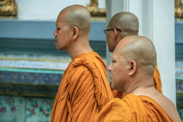 2011 Bangkok Tajlandia Młodzi Mnisi Buddyjscy Odwiedzający Zabytki Podróżować Azji — Zdjęcie stockowe