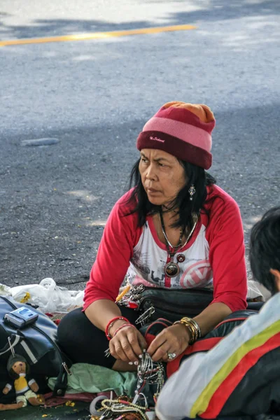 2011 Bangkok Thailand Homeless Asian Woman Sitting Road Poorest People — Stock Photo, Image