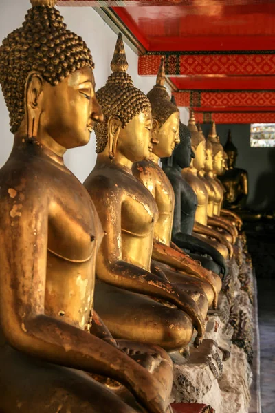 2011 Bangkok Thailand Golden Buddhist Sculptures Wall Temple Sightseeing Bangkok — Stock Photo, Image