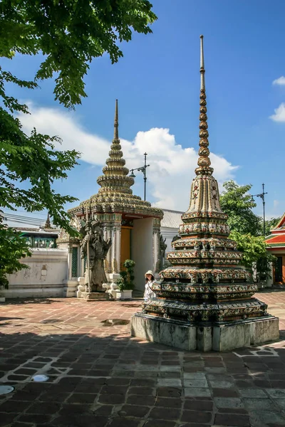 2011 Bangkok Thailand 游客们在大殿的周围散步 亚洲古老的建筑 曼谷之光 — 图库照片