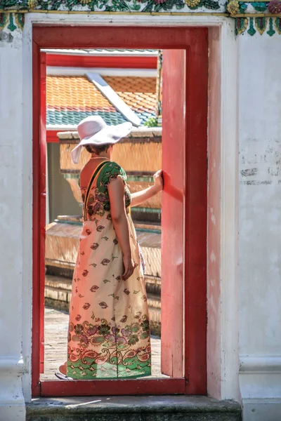 2011 Бангкок Таїланд Жінка Виходить Двері Погляд Збоку Туристи Розбігаються — стокове фото