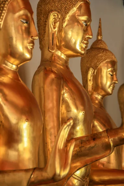 2011 Bangkok Thailand Golden Buddhist Sculptures Wall Temple Sightseeing Bangkok — Stock Photo, Image