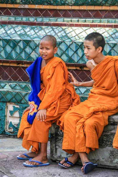 2011 Bangkok Thailand Unga Buddhistmunkar Besöker Sevärdheterna Res Runt Asien — Stockfoto