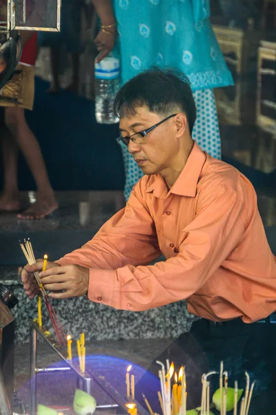 2011 Bangkok Tajlandia Azjatycki Człowiek Oświetlenia Świece Buddyjskiej Świątyni Tradycja — Zdjęcie stockowe