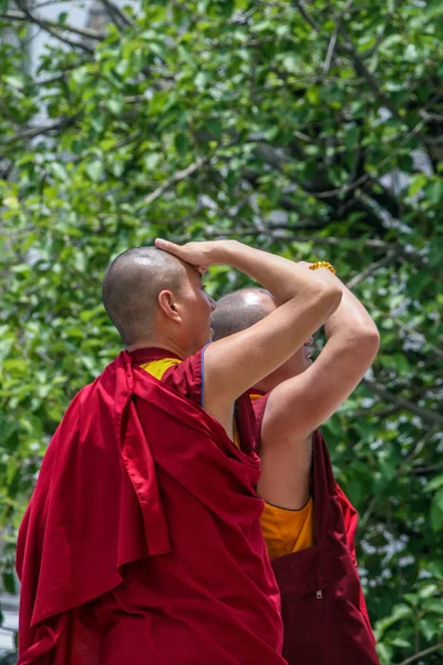 2011 Bangkok Thailand Young Buddhist Monks Other Tourists Walking Territory — Stock Photo, Image