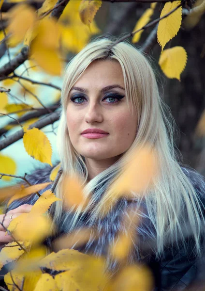 2017 Moskva Ryssland Ung Attraktiv Kvinna Klädd Päls Svart Jacka — Stockfoto