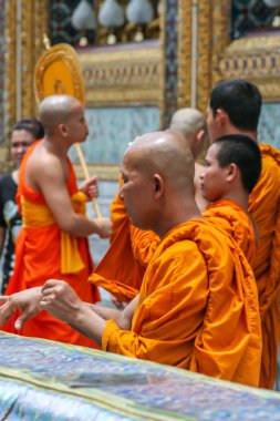 2011.05.16, Bangkok, Tayland. Genç Budist keşişler ve diğer turistler Büyük Saray 'ın etrafında dolaşıyorlar. Asya 'nın antik mimarisi. Bangkok manzarası.
