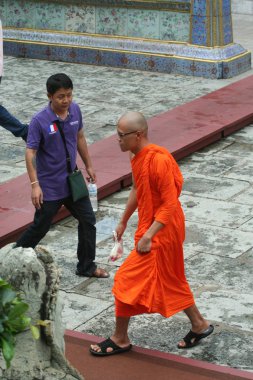 2011.05.16, Bangkok, Tayland. Genç Budist keşişler ve diğer turistler Büyük Saray 'ın etrafında dolaşıyorlar. Asya 'nın antik mimarisi. Bangkok manzarası.