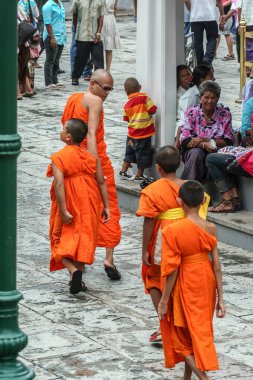 2011.05.16, Bangkok, Tayland. Genç Budist rahipler etrafı geziyor. Asya 'yı dolaş. Bangkok 'ta gezen turistler.
