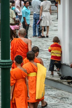 2011.05.16, Bangkok, Tayland. Genç Budist rahipler etrafı geziyor. Asya 'yı dolaş. Bangkok 'ta gezen turistler.