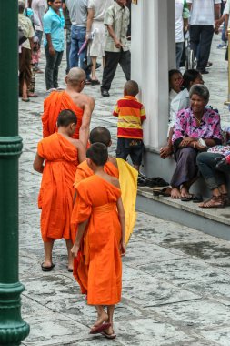 2011.05.16, Bangkok, Tayland. Genç Budist rahipler etrafı geziyor. Asya 'yı dolaş. Bangkok 'ta gezen turistler.