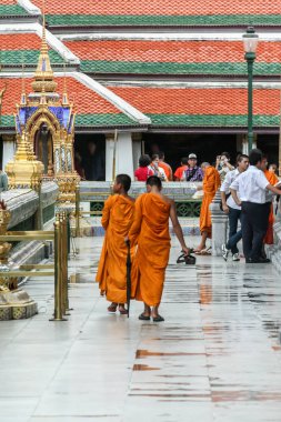 2011.05.16, Bangkok, Tayland. Genç Budist keşişler ve diğer turistler Büyük Saray 'ın etrafında dolaşıyorlar. Asya 'nın antik mimarisi. Bangkok manzarası.