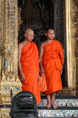 2011.05.16, Bangkok, Tayland. Genç Budist rahipler Büyük Saray tapınağının kapısından çıkıyorlar. Asya 'nın antik mimarisi. Bangkok manzarası.