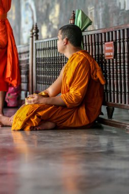 2011.05.16, Bangkok, Tayland. Bir grup Budist keşiş, turist olarak Büyük Saray 'ın gölgesinde dinleniyorlar..