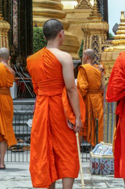 2011.05.16, Bangkok, Tayland. Genç Budist keşişler ve diğer turistler Büyük Saray 'ın etrafında dolaşıyorlar. Asya 'nın antik mimarisi. Bangkok manzarası.
