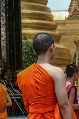 2011.05.16, Bangkok, Tayland. Genç Budist keşişler ve diğer turistler Büyük Saray 'ın etrafında dolaşıyorlar. Asya 'nın antik mimarisi. Bangkok manzarası.