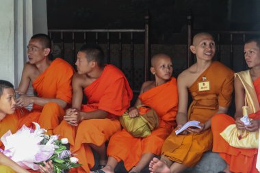 2011.05.16, Bangkok, Tayland. Bir grup Budist keşiş, turist olarak Büyük Saray 'ın gölgesinde dinleniyorlar..