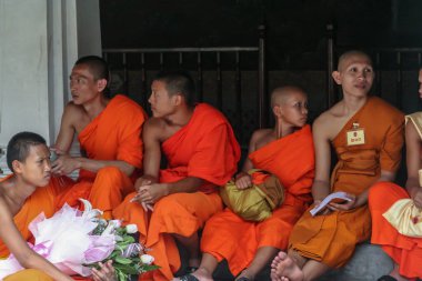 2011.05.16, Bangkok, Tayland. Bir grup Budist keşiş, turist olarak Büyük Saray 'ın gölgesinde dinleniyorlar..